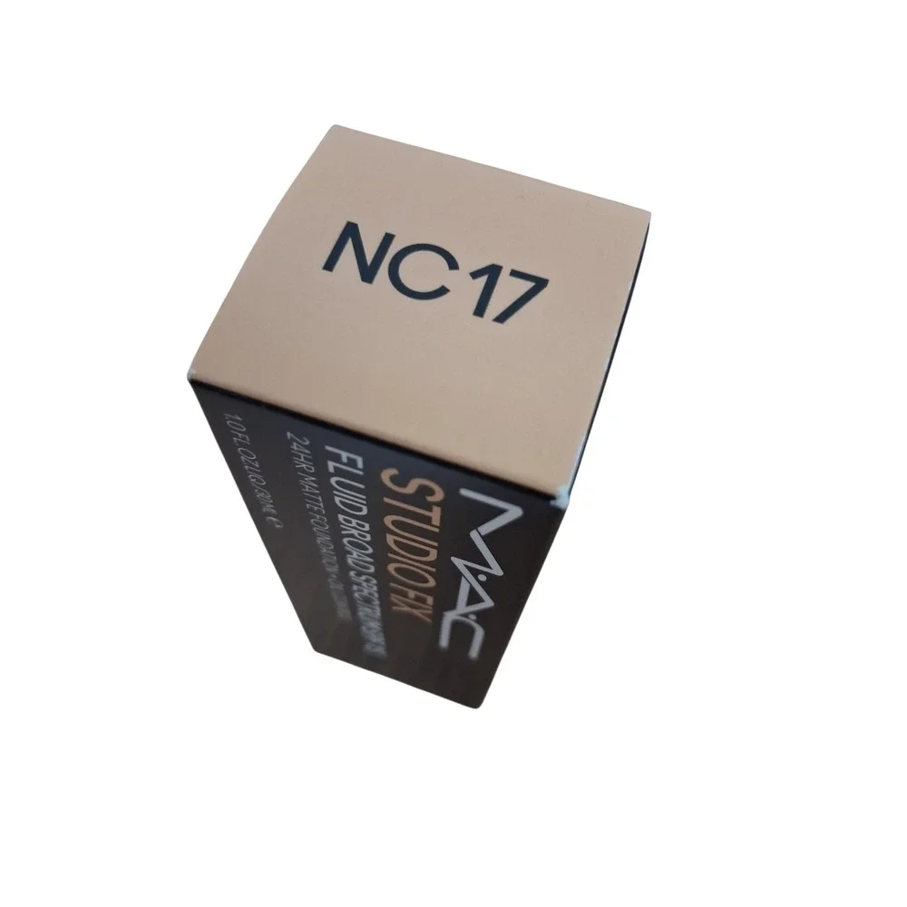 MAC COSMETICS  STUDIO FIX 24 HR MATTE Foundation + Oil Control NC17 Waterproof